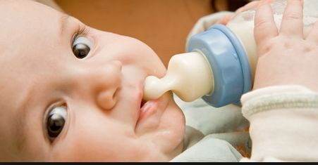LA ALIMENTACIÓN CON BIBERON AUMENTA EL RIESGO DE ESTENOSIS DE PÍLORO.